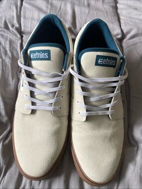 Etnies Men’s Cream Suede Sneakers with Teal Lining